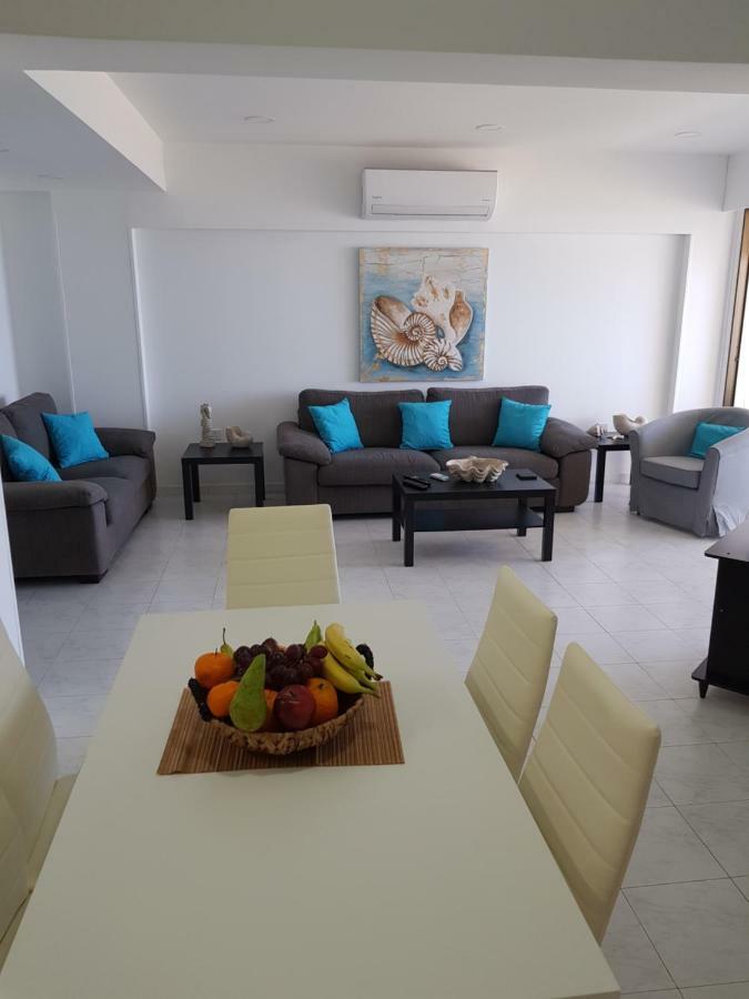 Haig'S Dream Flat On The Beach Larnaca Eksteriør billede